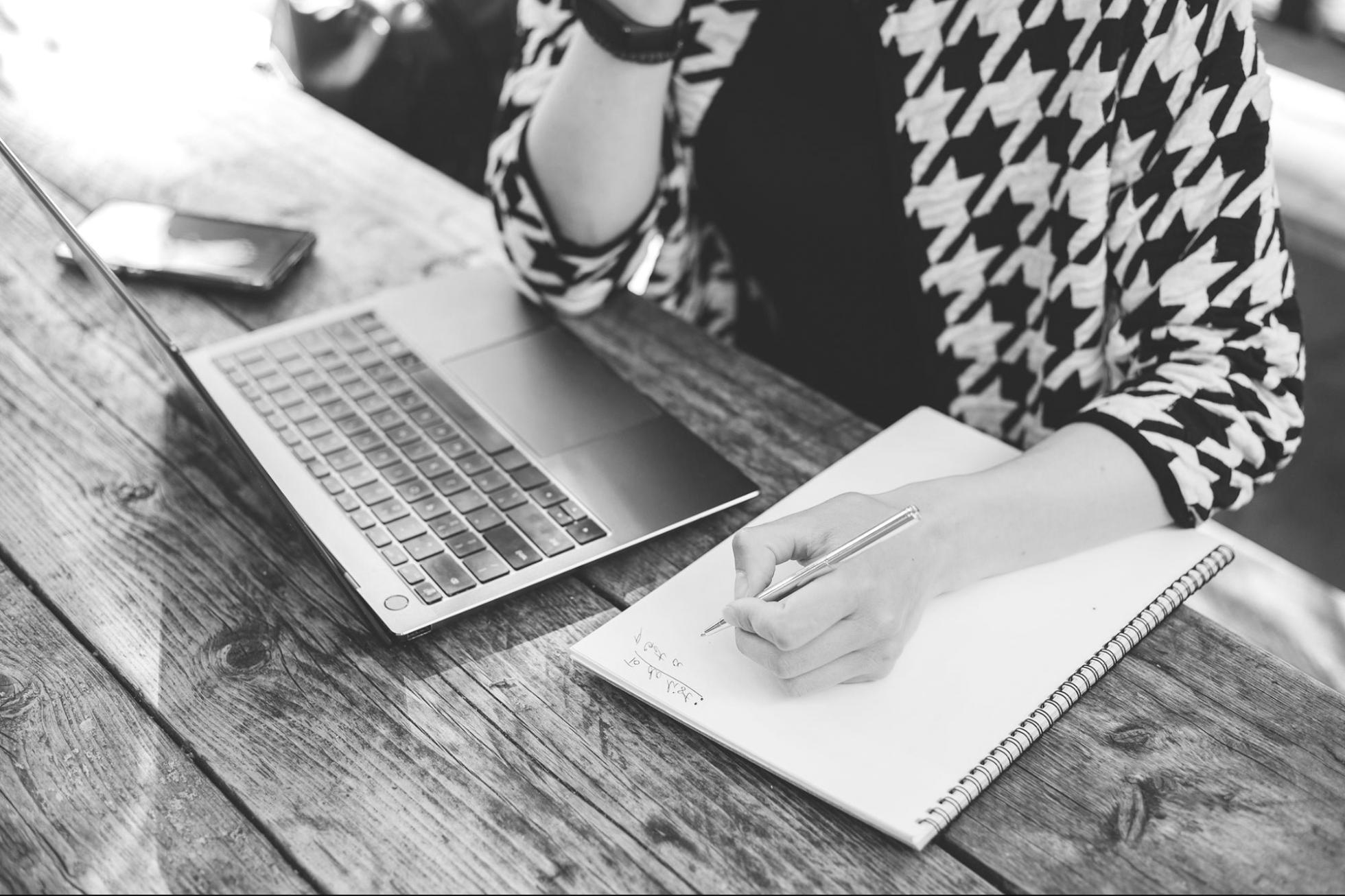 Finanzanalyst arbeitet mit aktuellen Marktdaten